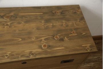 桐箪笥の下段をローボードへリメイク!高品質リペアを施し、天板・脚を取付。一段目はフラップダウン、配線用の穴あけ加工。木地色仕上げでナチュラルに。