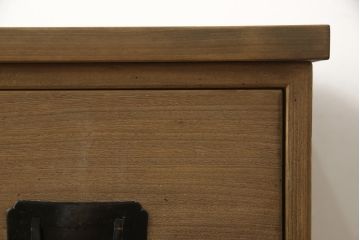 桐箪笥の下段をローボードへリメイク!高品質リペアを施し、天板・脚を取付。一段目はフラップダウン、配線用の穴あけ加工。木地色仕上げでナチュラルに。