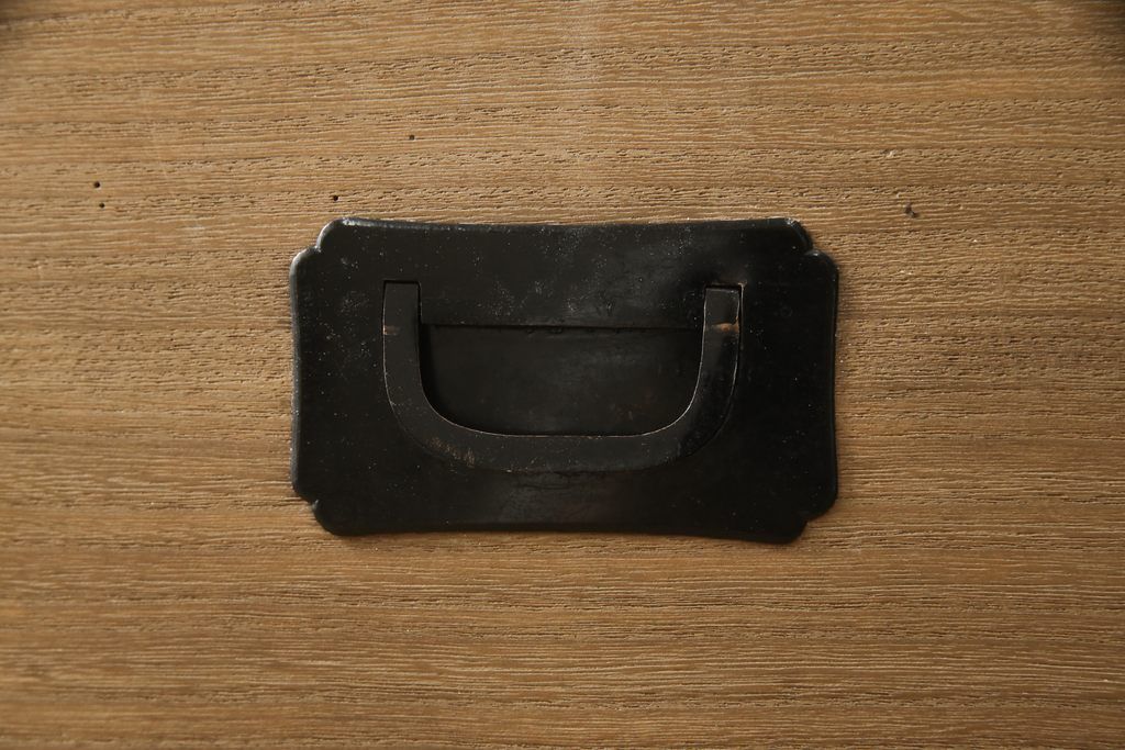 桐箪笥の下段をローボードへリメイク!高品質リペアを施し、天板・脚を取付。一段目はフラップダウン、配線用の穴あけ加工。木地色仕上げでナチュラルに。