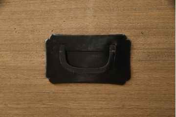 桐箪笥の下段をローボードへリメイク!高品質リペアを施し、天板・脚を取付。一段目はフラップダウン、配線用の穴あけ加工。木地色仕上げでナチュラルに。