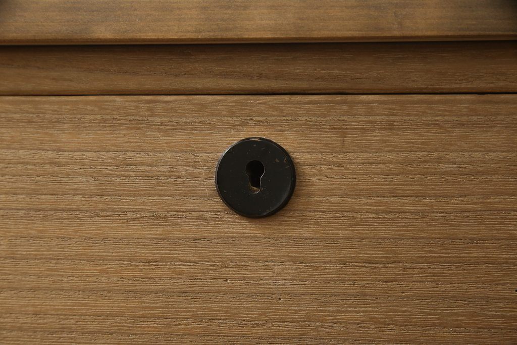 桐箪笥の下段をローボードへリメイク!高品質リペアを施し、天板・脚を取付。一段目はフラップダウン、配線用の穴あけ加工。木地色仕上げでナチュラルに。