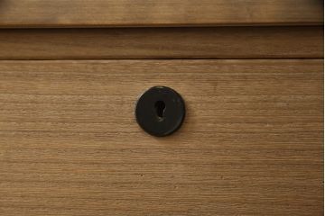 桐箪笥の下段をローボードへリメイク!高品質リペアを施し、天板・脚を取付。一段目はフラップダウン、配線用の穴あけ加工。木地色仕上げでナチュラルに。