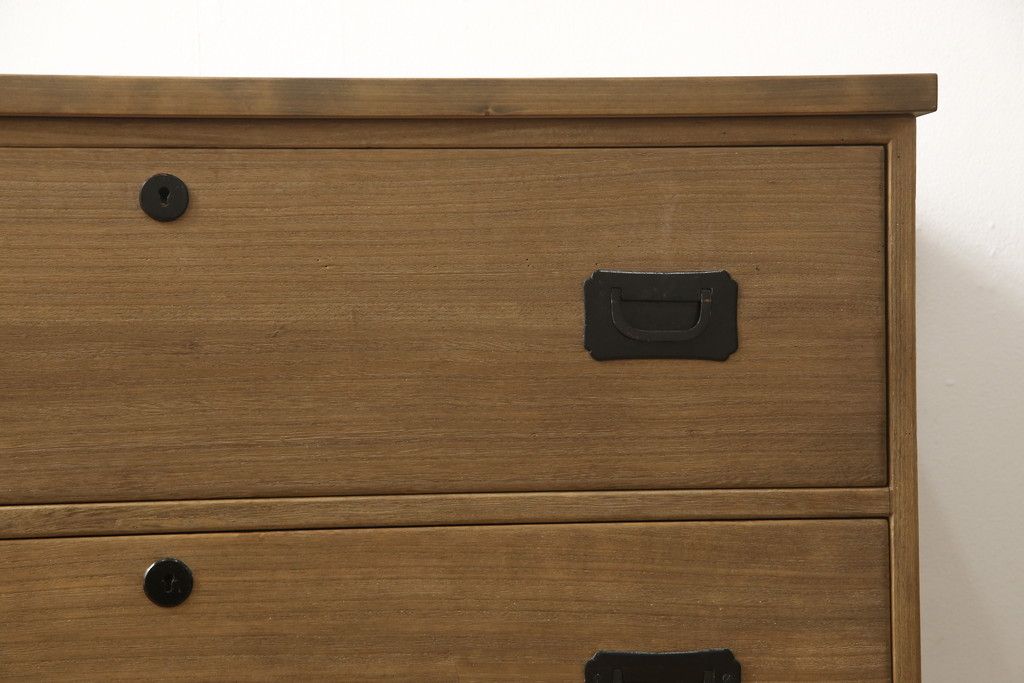 桐箪笥の下段をローボードへリメイク!高品質リペアを施し、天板・脚を取付。一段目はフラップダウン、配線用の穴あけ加工。木地色仕上げでナチュラルに。