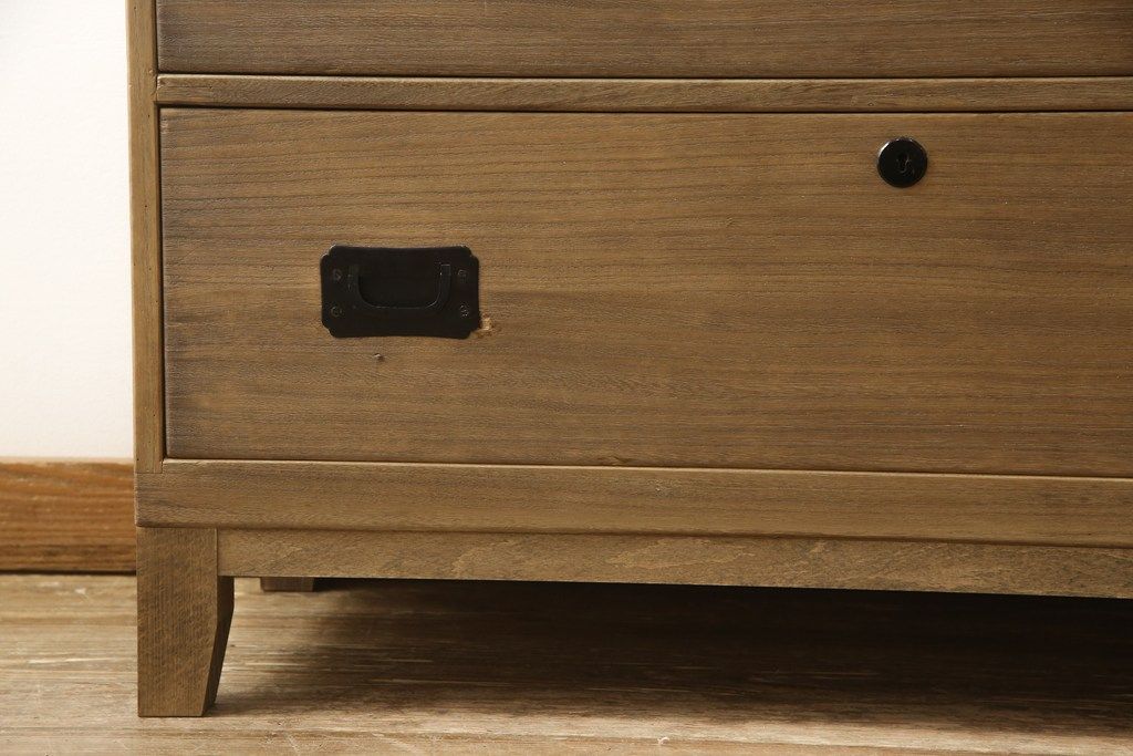 桐箪笥の下段をローボードへリメイク!高品質リペアを施し、天板・脚を取付。一段目はフラップダウン、配線用の穴あけ加工。木地色仕上げでナチュラルに。