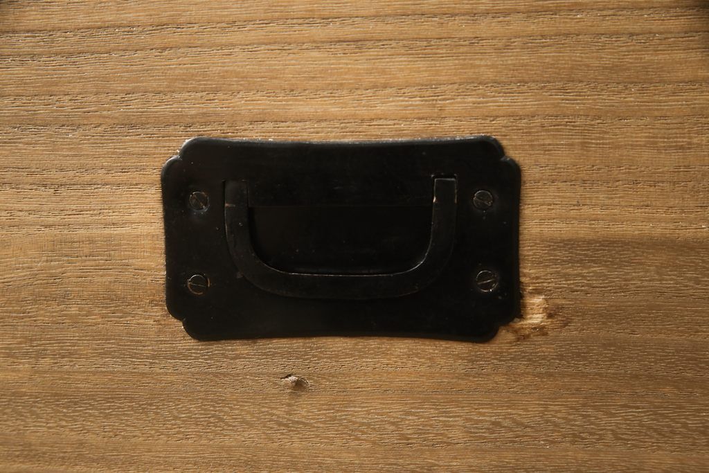 桐箪笥の下段をローボードへリメイク!高品質リペアを施し、天板・脚を取付。一段目はフラップダウン、配線用の穴あけ加工。木地色仕上げでナチュラルに。