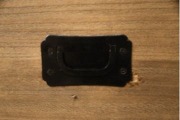 桐箪笥の下段をローボードへリメイク!高品質リペアを施し、天板・脚を取付。一段目はフラップダウン、配線用の穴あけ加工。木地色仕上げでナチュラルに。