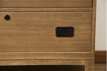 桐箪笥の下段をローボードへリメイク!高品質リペアを施し、天板・脚を取付。一段目はフラップダウン、配線用の穴あけ加工。木地色仕上げでナチュラルに。