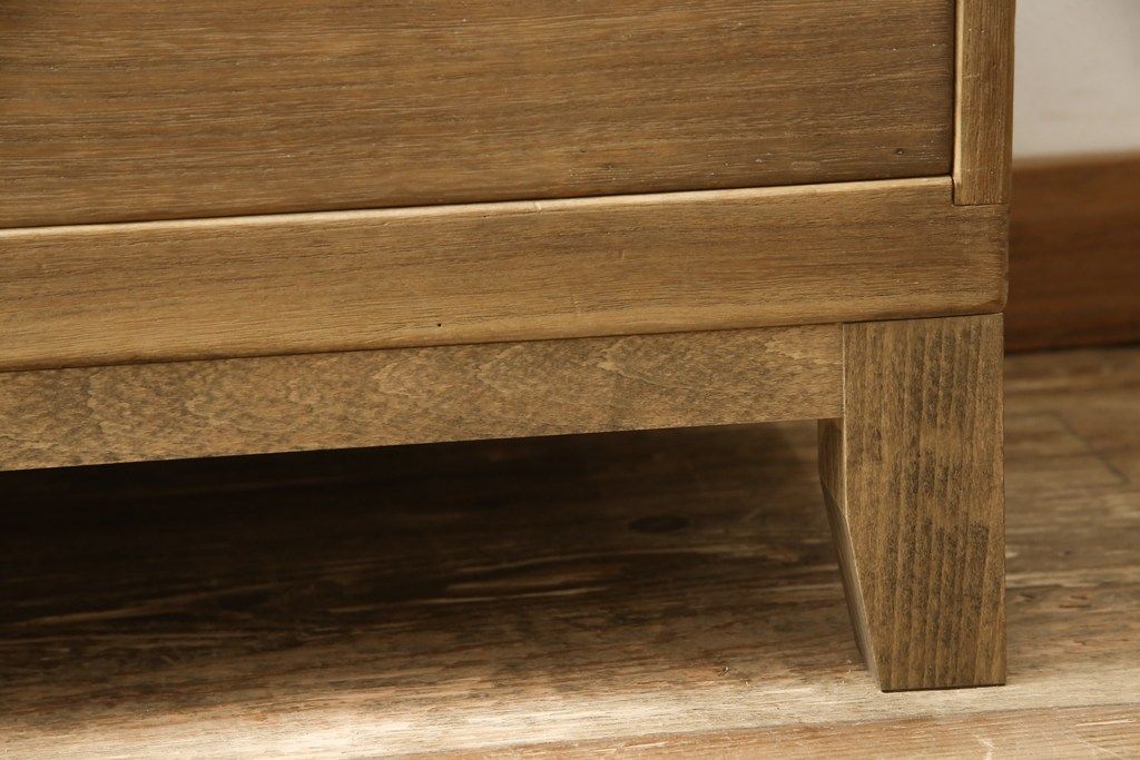 桐箪笥の下段をローボードへリメイク!高品質リペアを施し、天板・脚を取付。一段目はフラップダウン、配線用の穴あけ加工。木地色仕上げでナチュラルに。