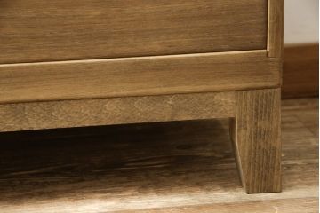 桐箪笥の下段をローボードへリメイク!高品質リペアを施し、天板・脚を取付。一段目はフラップダウン、配線用の穴あけ加工。木地色仕上げでナチュラルに。