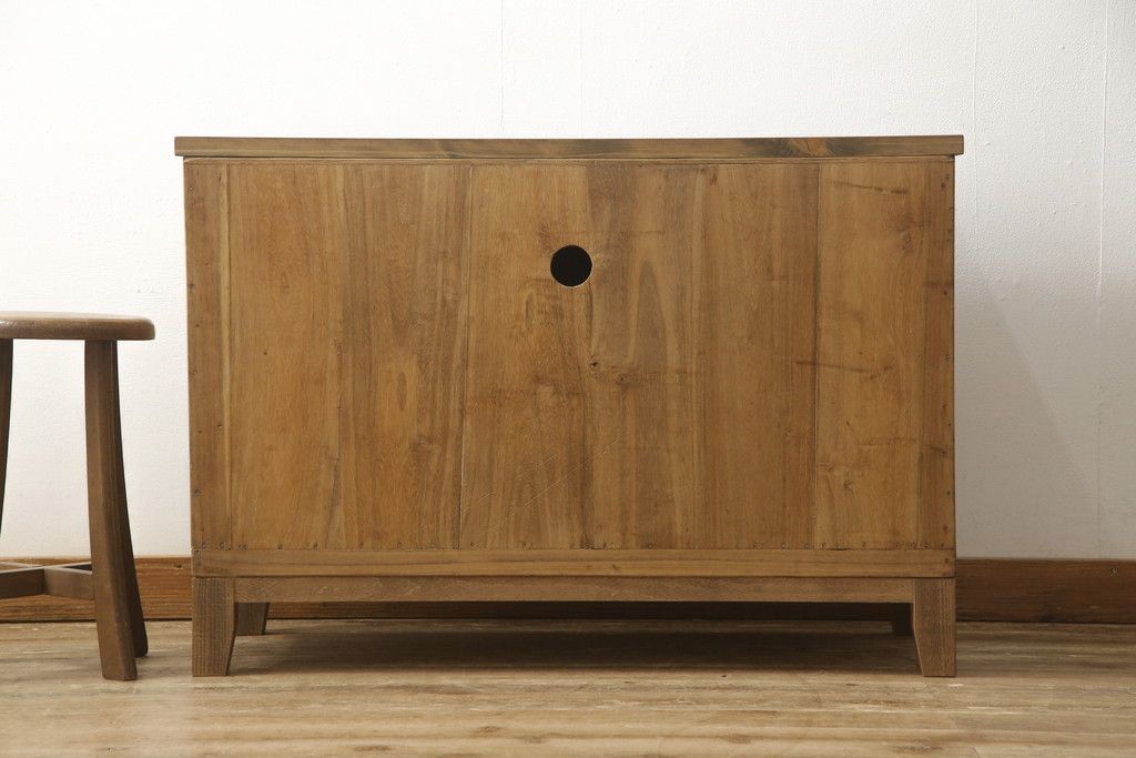 桐箪笥の下段をローボードへリメイク!高品質リペアを施し、天板・脚を取付。一段目はフラップダウン、配線用の穴あけ加工。木地色仕上げでナチュラルに。