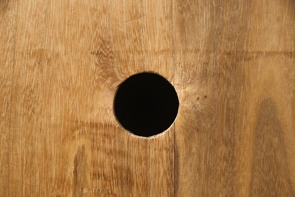 桐箪笥の下段をローボードへリメイク!高品質リペアを施し、天板・脚を取付。一段目はフラップダウン、配線用の穴あけ加工。木地色仕上げでナチュラルに。