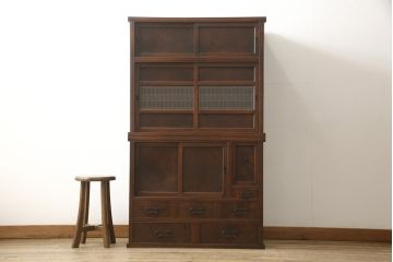 水屋箪笥を綺麗に再生!棚板を新材にて2枚製作。現状のお品物に合わせて1トーン程落ち着いた色に着色。