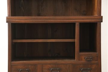 水屋箪笥を綺麗に再生!棚板を新材にて2枚製作。現状のお品物に合わせて1トーン程落ち着いた色に着色。