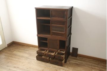 水屋箪笥を綺麗に再生!棚板を新材にて2枚製作。現状のお品物に合わせて1トーン程落ち着いた色に着色。