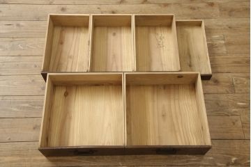 水屋箪笥を綺麗に再生!棚板を新材にて2枚製作。現状のお品物に合わせて1トーン程落ち着いた色に着色。