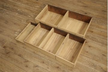 水屋箪笥を綺麗に再生!棚板を新材にて2枚製作。現状のお品物に合わせて1トーン程落ち着いた色に着色。