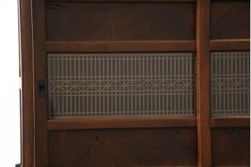 水屋箪笥を綺麗に再生!棚板を新材にて2枚製作。現状のお品物に合わせて1トーン程落ち着いた色に着色。