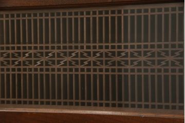 水屋箪笥を綺麗に再生!棚板を新材にて2枚製作。現状のお品物に合わせて1トーン程落ち着いた色に着色。