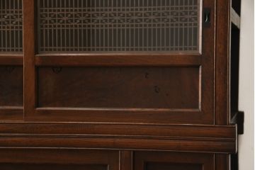 水屋箪笥を綺麗に再生!棚板を新材にて2枚製作。現状のお品物に合わせて1トーン程落ち着いた色に着色。