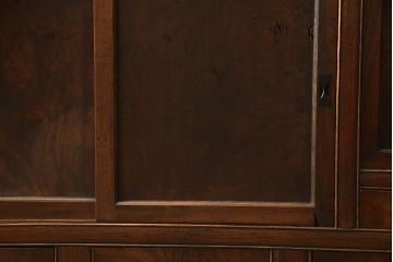 水屋箪笥を綺麗に再生!棚板を新材にて2枚製作。現状のお品物に合わせて1トーン程落ち着いた色に着色。