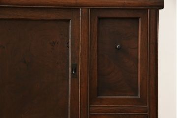 水屋箪笥を綺麗に再生!棚板を新材にて2枚製作。現状のお品物に合わせて1トーン程落ち着いた色に着色。
