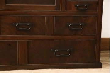 水屋箪笥を綺麗に再生!棚板を新材にて2枚製作。現状のお品物に合わせて1トーン程落ち着いた色に着色。