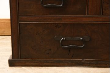 水屋箪笥を綺麗に再生!棚板を新材にて2枚製作。現状のお品物に合わせて1トーン程落ち着いた色に着色。