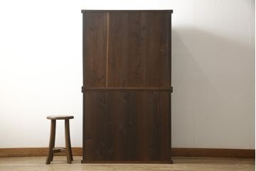 水屋箪笥を綺麗に再生!棚板を新材にて2枚製作。現状のお品物に合わせて1トーン程落ち着いた色に着色。