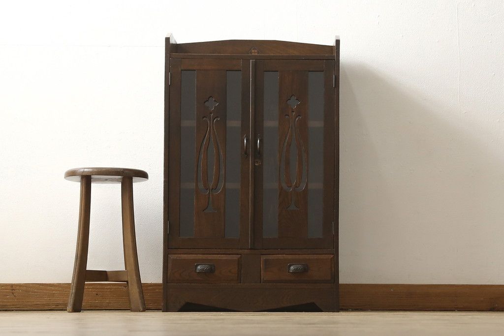 本箱を綺麗に再生!棚受け3ヶ所取り付け、風防製作。現状のお品物に合わせて1トーン程落ち着いた色に着色。