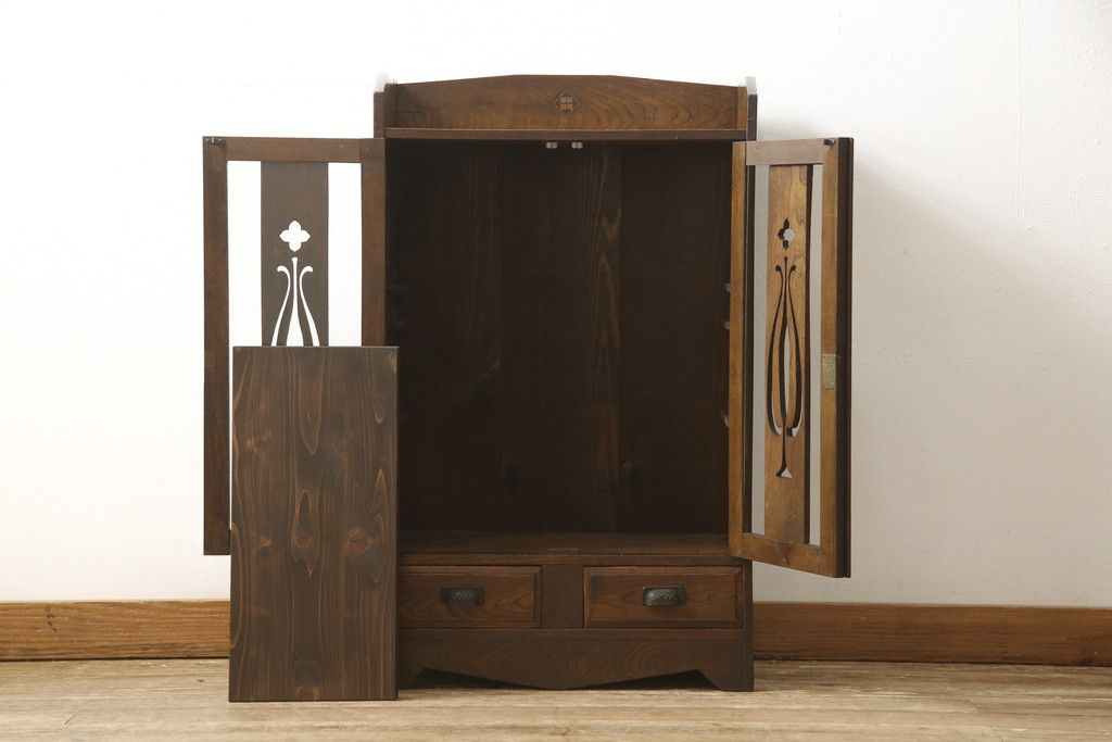 本箱を綺麗に再生!棚受け3ヶ所取り付け、風防製作。現状のお品物に合わせて1トーン程落ち着いた色に着色。