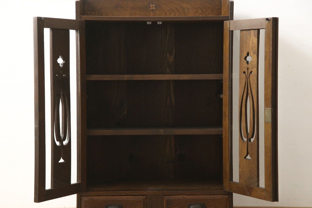 本箱を綺麗に再生!棚受け3ヶ所取り付け、風防製作。現状のお品物に合わせて1トーン程落ち着いた色に着色。