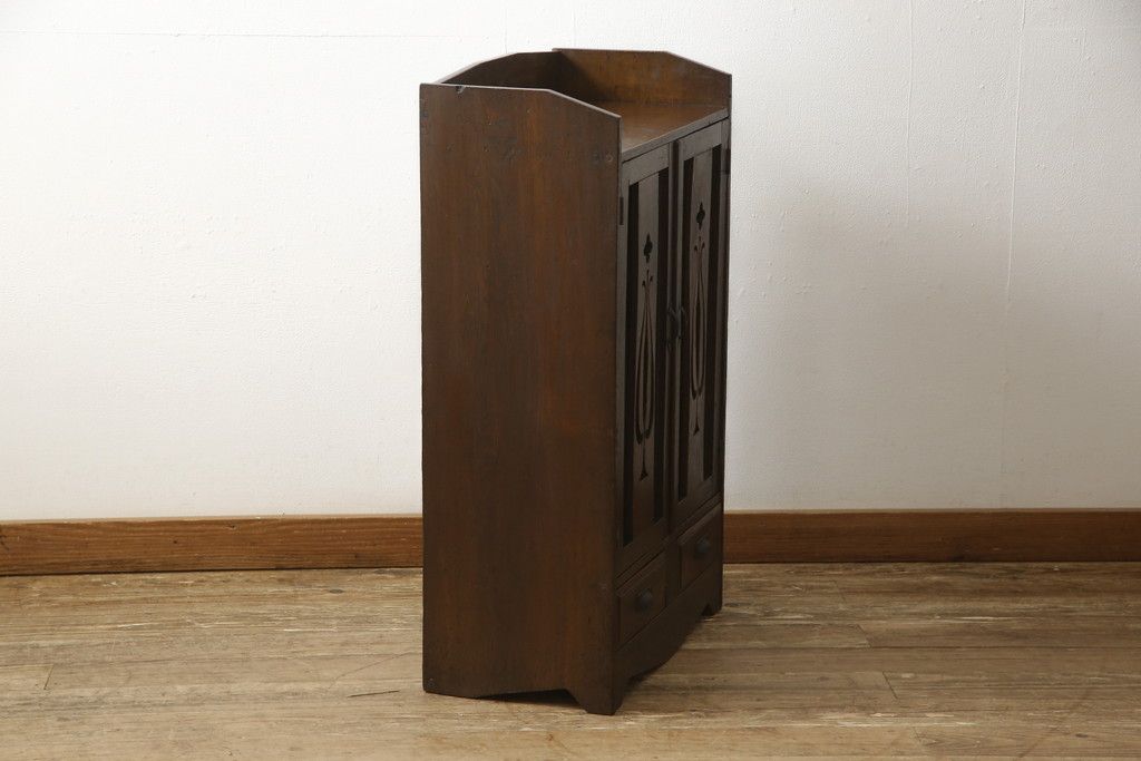 本箱を綺麗に再生!棚受け3ヶ所取り付け、風防製作。現状のお品物に合わせて1トーン程落ち着いた色に着色。