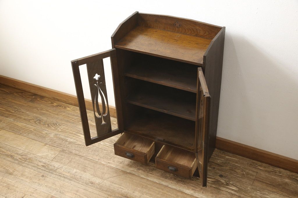 本箱を綺麗に再生!棚受け3ヶ所取り付け、風防製作。現状のお品物に合わせて1トーン程落ち着いた色に着色。