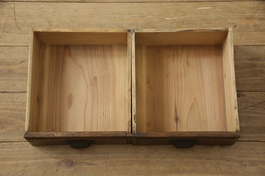 本箱を綺麗に再生!棚受け3ヶ所取り付け、風防製作。現状のお品物に合わせて1トーン程落ち着いた色に着色。