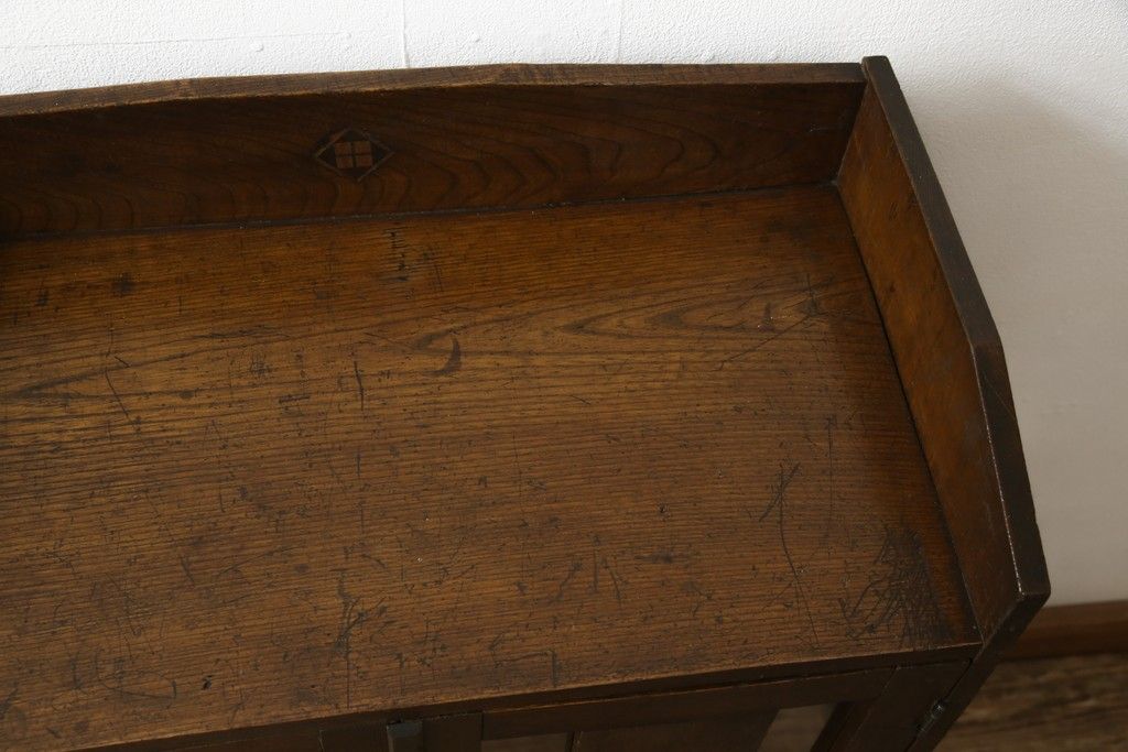 本箱を綺麗に再生!棚受け3ヶ所取り付け、風防製作。現状のお品物に合わせて1トーン程落ち着いた色に着色。