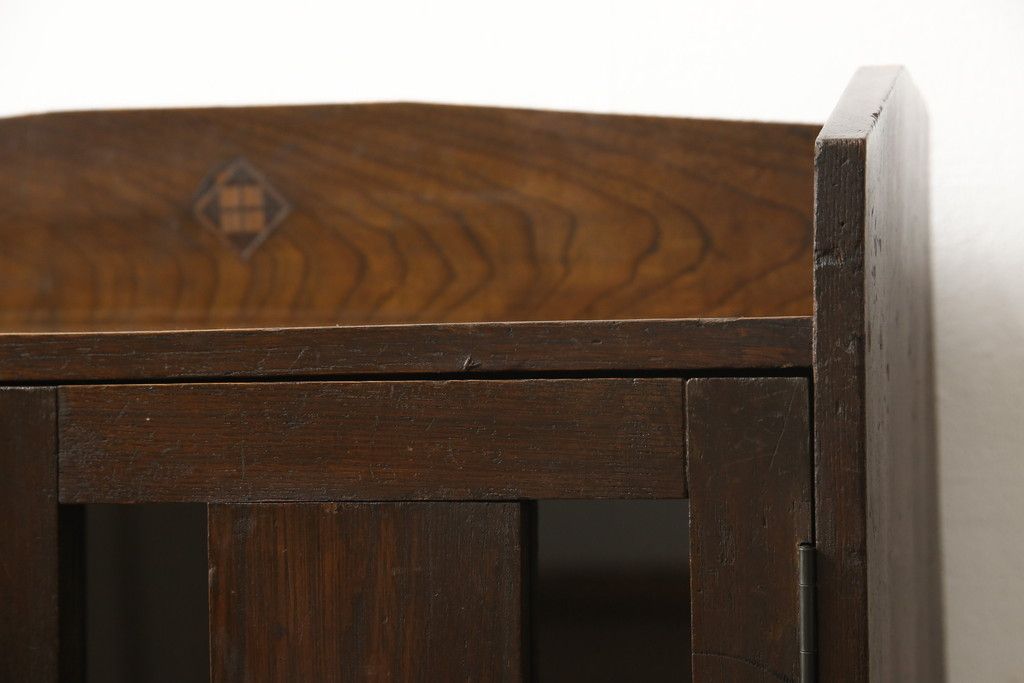 本箱を綺麗に再生!棚受け3ヶ所取り付け、風防製作。現状のお品物に合わせて1トーン程落ち着いた色に着色。