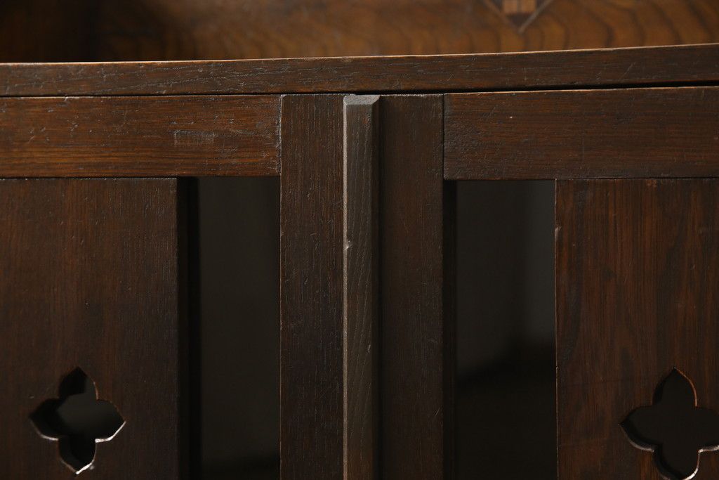 本箱を綺麗に再生!棚受け3ヶ所取り付け、風防製作。現状のお品物に合わせて1トーン程落ち着いた色に着色。