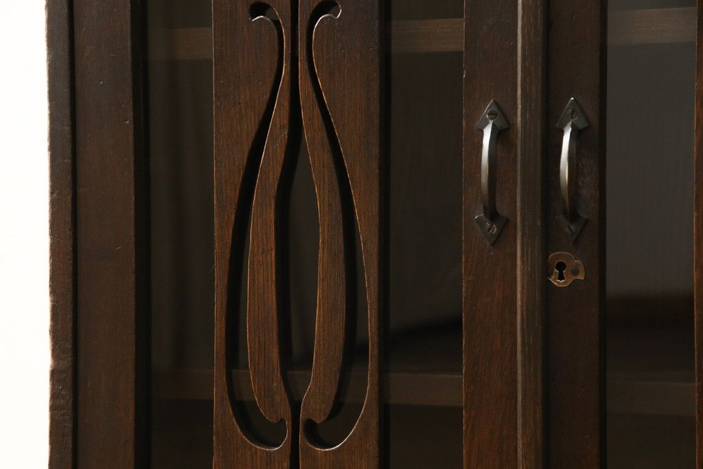 本箱を綺麗に再生!棚受け3ヶ所取り付け、風防製作。現状のお品物に合わせて1トーン程落ち着いた色に着色。