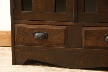 本箱を綺麗に再生!棚受け3ヶ所取り付け、風防製作。現状のお品物に合わせて1トーン程落ち着いた色に着色。