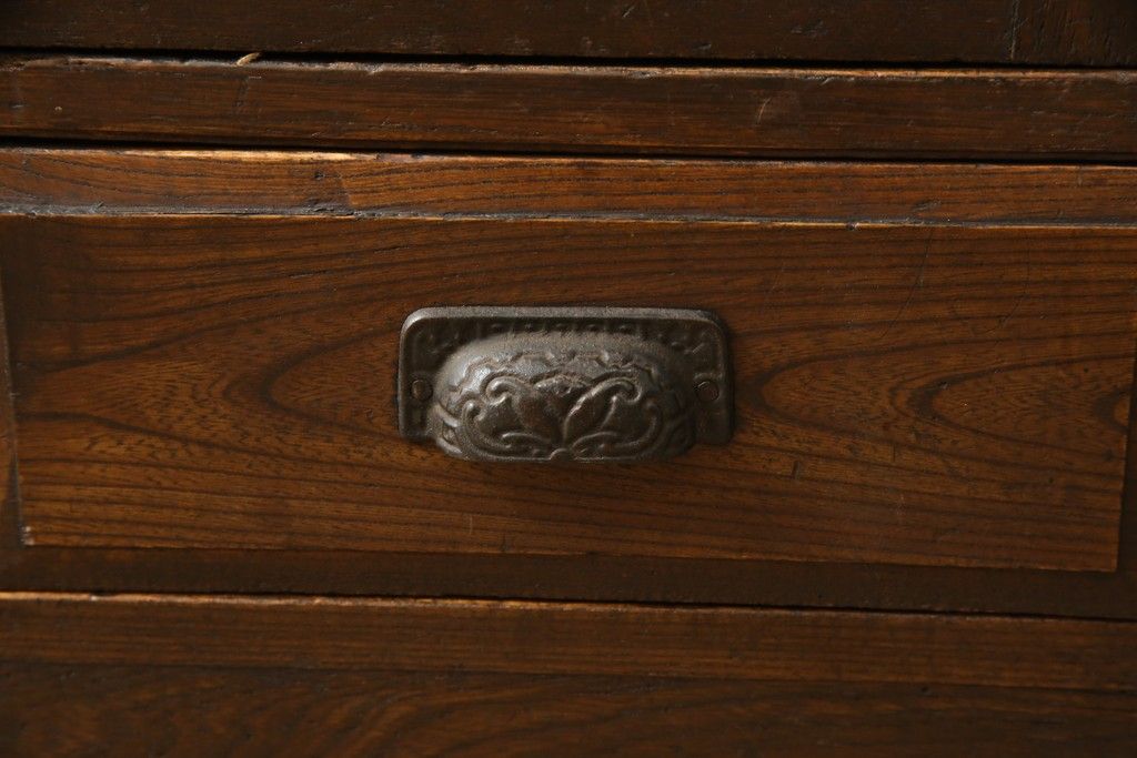 本箱を綺麗に再生!棚受け3ヶ所取り付け、風防製作。現状のお品物に合わせて1トーン程落ち着いた色に着色。