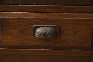 本箱を綺麗に再生!棚受け3ヶ所取り付け、風防製作。現状のお品物に合わせて1トーン程落ち着いた色に着色。