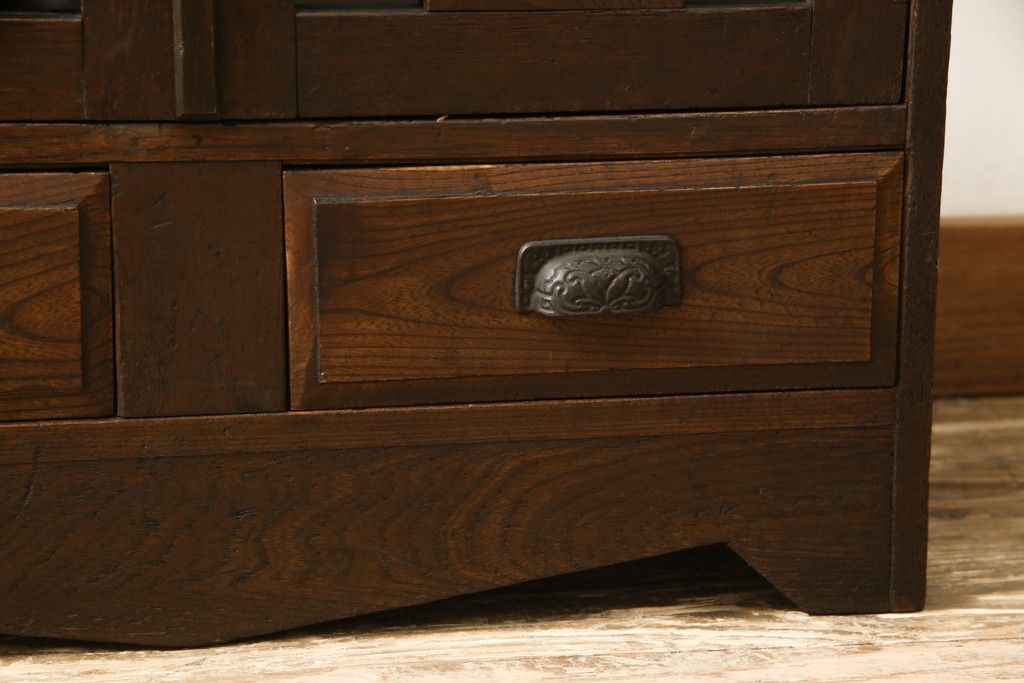 本箱を綺麗に再生!棚受け3ヶ所取り付け、風防製作。現状のお品物に合わせて1トーン程落ち着いた色に着色。