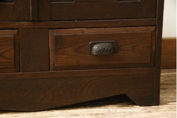 本箱を綺麗に再生!棚受け3ヶ所取り付け、風防製作。現状のお品物に合わせて1トーン程落ち着いた色に着色。