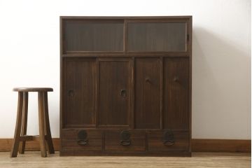 戸棚を綺麗に再生!左右側面・天板・背面を新規製作。内部に棚板と仕切りを追加。ワントーン程落ち着いた色に着色。