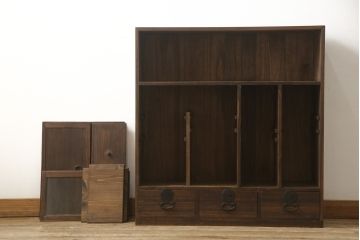 戸棚を綺麗に再生!左右側面・天板・背面を新規製作。内部に棚板と仕切りを追加。ワントーン程落ち着いた色に着色。