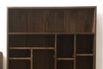 戸棚を綺麗に再生!左右側面・天板・背面を新規製作。内部に棚板と仕切りを追加。ワントーン程落ち着いた色に着色。