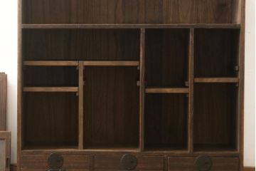 戸棚を綺麗に再生!左右側面・天板・背面を新規製作。内部に棚板と仕切りを追加。ワントーン程落ち着いた色に着色。