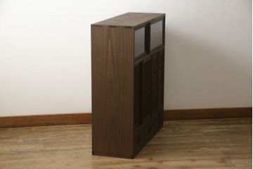 戸棚を綺麗に再生!左右側面・天板・背面を新規製作。内部に棚板と仕切りを追加。ワントーン程落ち着いた色に着色。