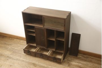 戸棚を綺麗に再生!左右側面・天板・背面を新規製作。内部に棚板と仕切りを追加。ワントーン程落ち着いた色に着色。