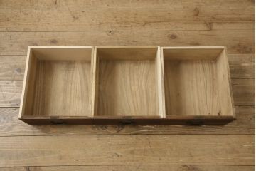 戸棚を綺麗に再生!左右側面・天板・背面を新規製作。内部に棚板と仕切りを追加。ワントーン程落ち着いた色に着色。